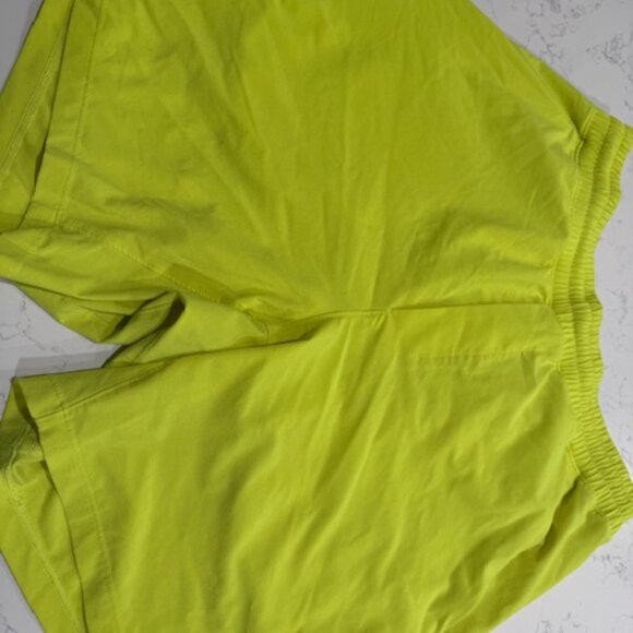 Lululemon Men's lined Shorts- Sized Medium - Picture 3 of 3